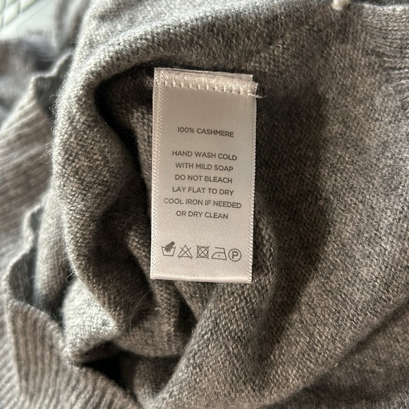 Leo and Sage Cashmere V Neck Tunic Sweater Gray Soft Cozy Revolve Sz XS - Picture 5 of 8
